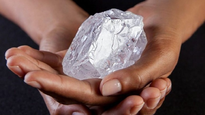 Nhận biết qua độ nặng nhẹ của viên đá